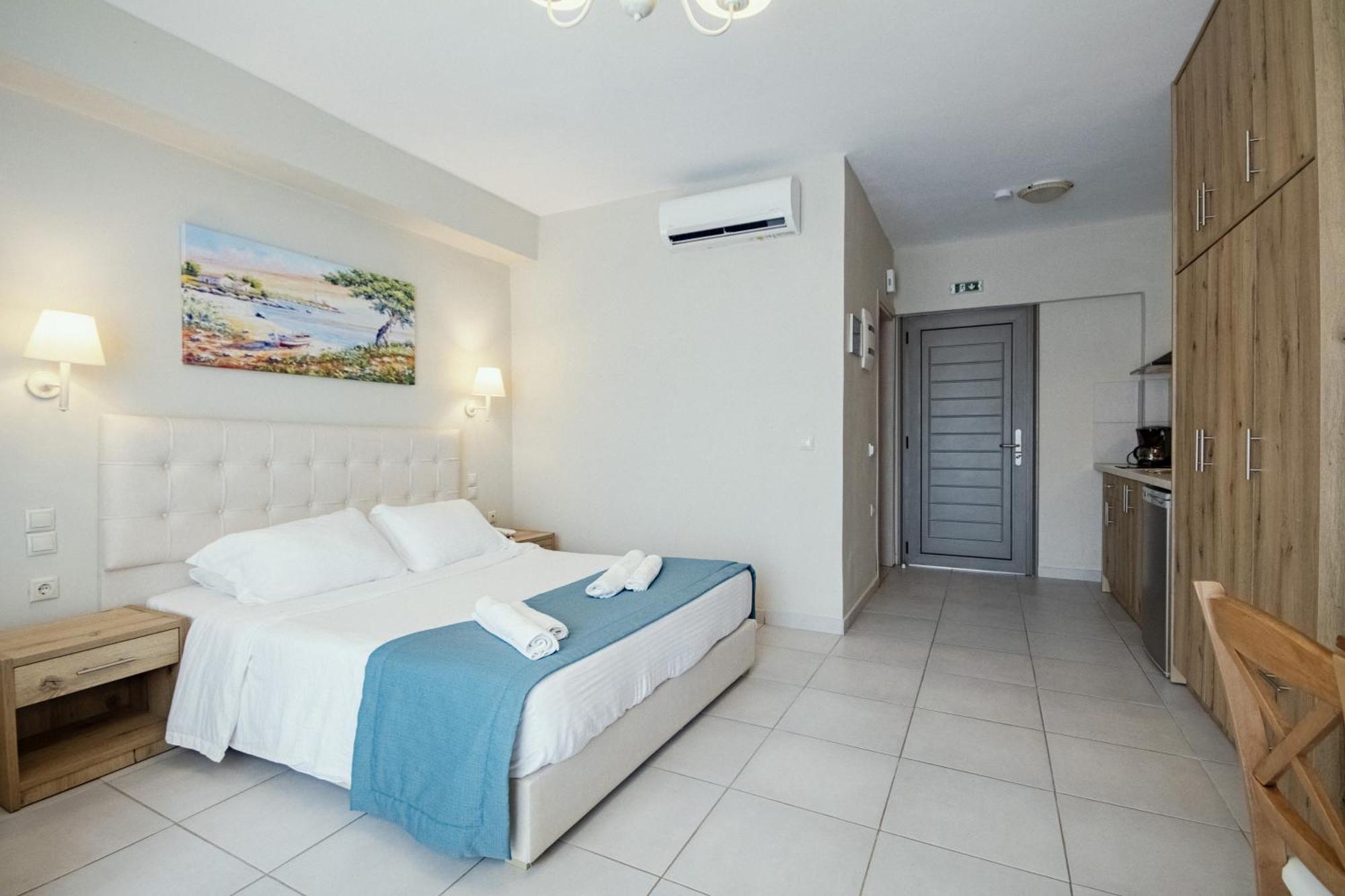 Robolla Beach Aparthotel Roda  Room photo